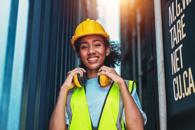 Mujeres americanas de color Trabajar en un área de patio de envío internacional Servicio de entrega de exportación e importación con contenedores