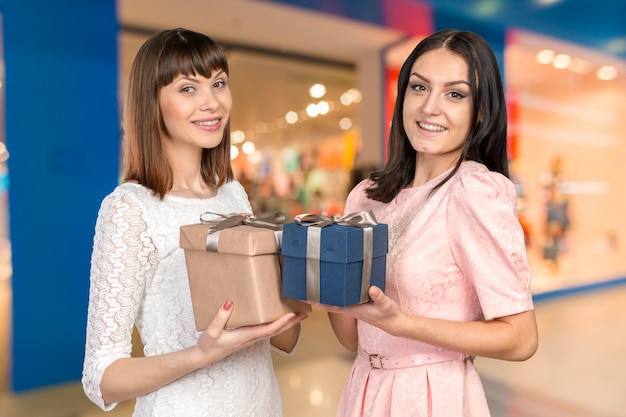 Mujeres amigas intercambiando regalos.