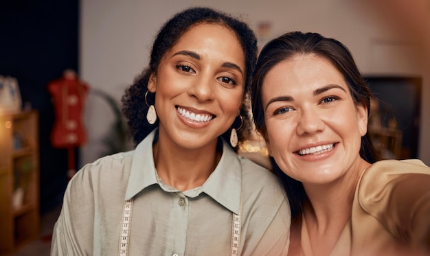 Mujeres amigas y retratos sonríen para selfie juntas en feliz amistad o asociación en el taller Las mujeres diseñan caras sonrientes para momentos fotográficos o tiempo libre en el lugar de trabajo