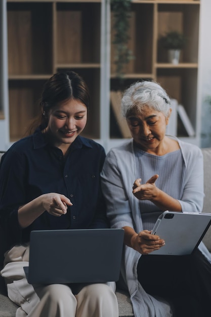 Mujeres ancianas asiáticas y amigas usando redes sociales y sala de estar transmisión de video felicidad y conversación en una casa con ancianos juntos
