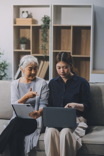 Mujeres ancianas asiáticas y amigas usando redes sociales y sala de estar transmisión de video felicidad y conversación en una casa con ancianos juntos