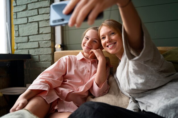 Foto mujeres en ángulo bajo tomando selfies