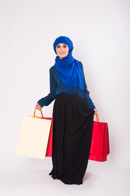 Mujeres árabes con bolsa de compras en estudio