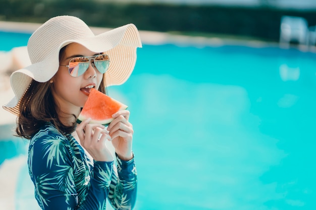 Mujeres asain con bikini disfrutan de las vacaciones de verano.