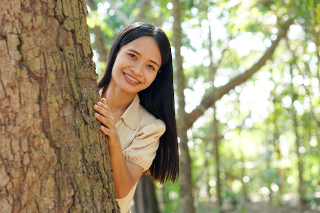 Mujeres asiáticas abrazando árboles el concepto de amor por el mundo
