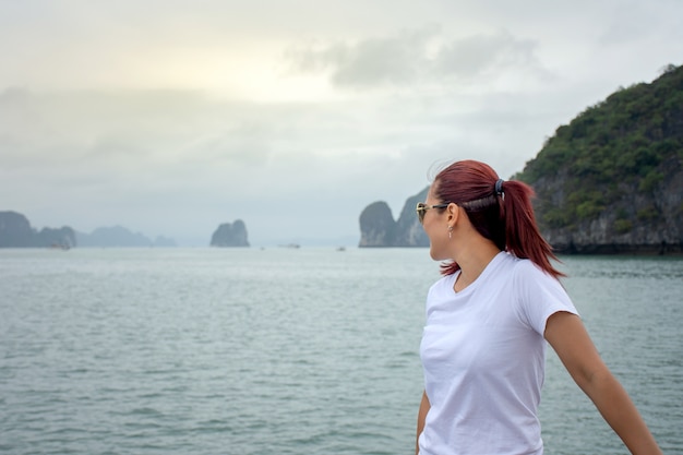 Foto mujeres asiáticas atractivas que miran el paisaje hermoso isla y mar por la mañana