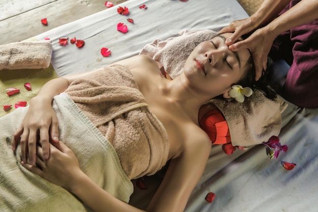 Mujeres asiáticas belleza relajación masajeador corporal masaje piel manos estilo de vida masaje natural cura síndrome de oficina terapia de spa cuidado de la salud Relajación en el Resort Retiros de bienestar Masaje tailandés