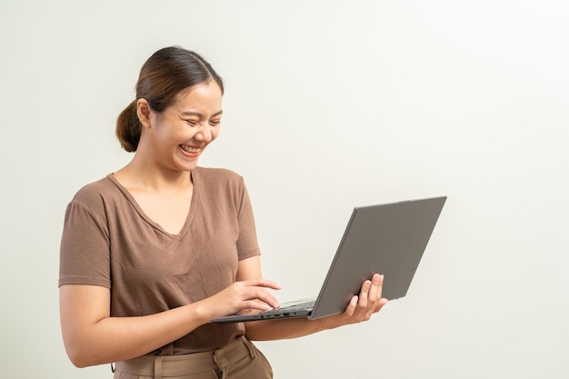 Mujeres asiáticas con computadora portátil Trabajo desde el concepto de negocio en casa