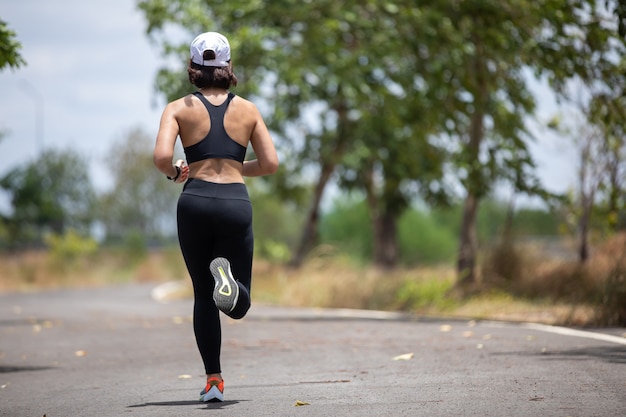 Mujeres asiáticas corriendo y trotando durante el exterior en el parque