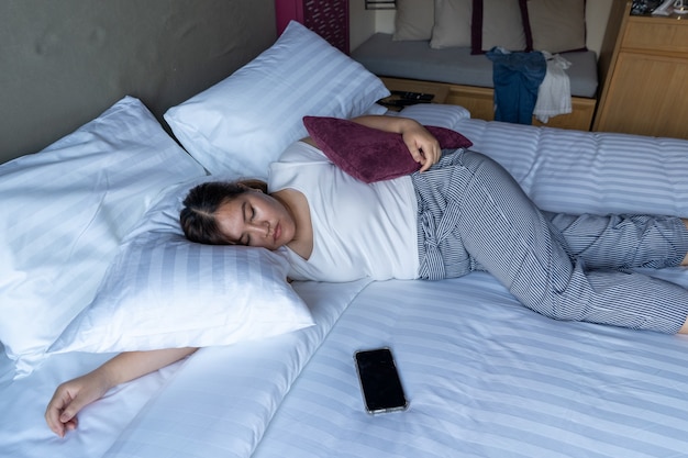 Mujeres asiáticas durmiendo en la cama. Cuarentena pandémica COVID-19