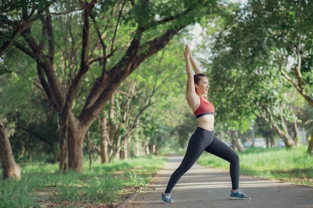 Las mujeres asiáticas escuchan música durante un entrenamiento en el parque.