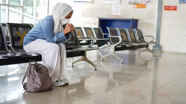 Las mujeres asiáticas están cansadas de esperar en la estación