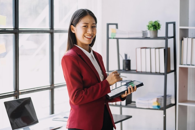 Las mujeres asiáticas están estresadas mientras trabajan en una computadora portátil Mujer de negocios asiática cansada con dolor de cabeza en la oficina sintiéndose enferma en el espacio de copia de trabajo