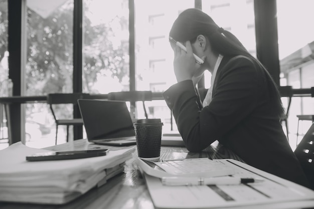 Foto las mujeres asiáticas están estresadas mientras trabajan en la computadora portátil mujer de negocios asiática cansada con dolor de cabeza en la oficina sintiéndose enferma en el trabajo espacio de copia