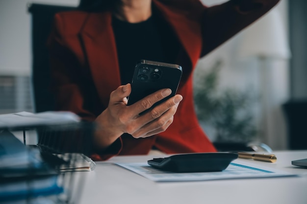 Las mujeres asiáticas están estresadas mientras trabajan en la computadora portátil mujer de negocios asiática cansada con dolor de cabeza en la oficina sintiéndose enferma en el trabajo espacio de copia