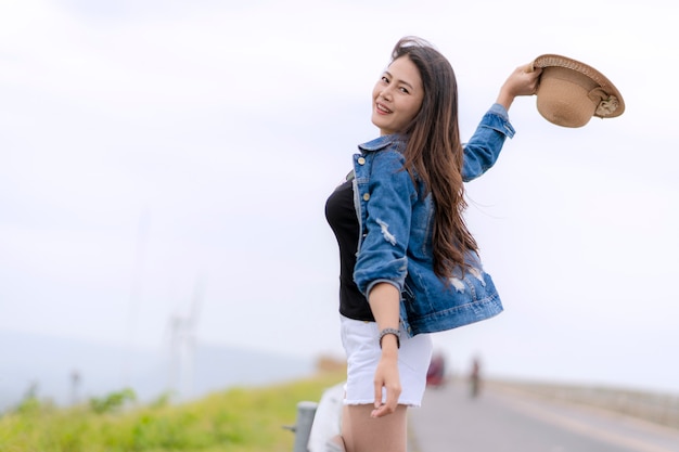 Las mujeres asiáticas están muy felices de viajar.