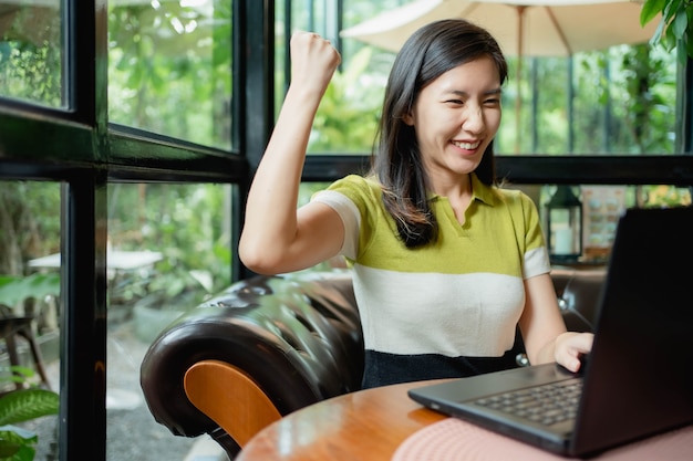 Las mujeres asiáticas están usando sus computadoras portátiles para trabajar en el café