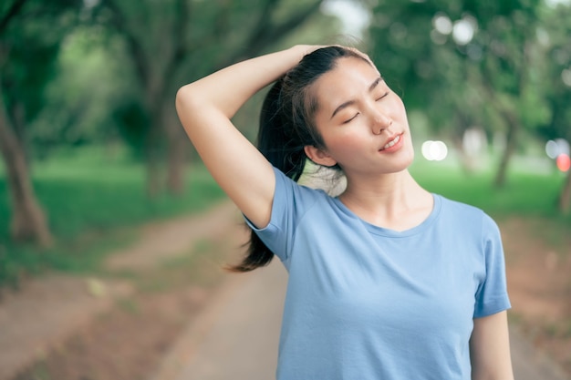 Mujeres asiáticas estirando y calentando antes del ejercicio