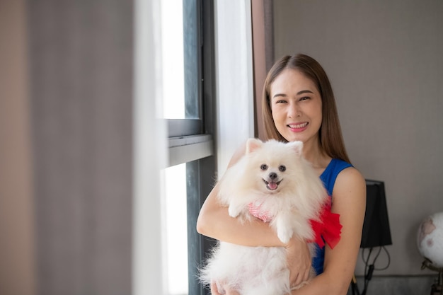 Mujeres asiáticas felices con perro en casa