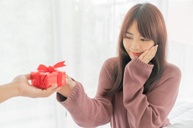 Mujeres asiáticas felices de recibir una caja de regalo