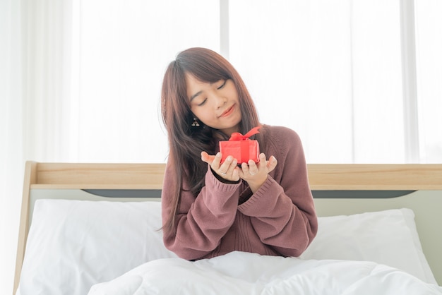 Mujeres asiáticas felices de recibir una caja de regalo