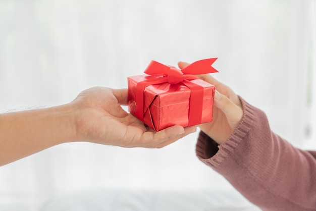 Mujeres asiáticas felices de recibir una caja de regalo