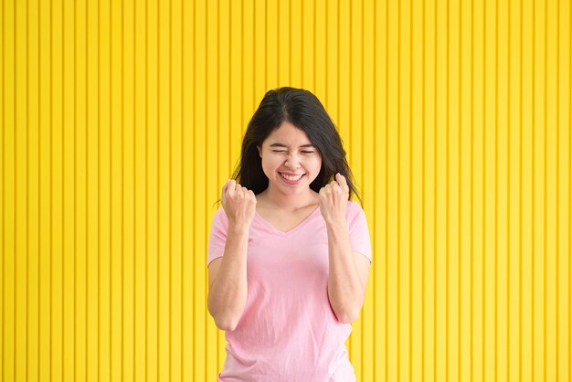 Mujeres asiáticas con un gesto feliz, fondo amarillo,