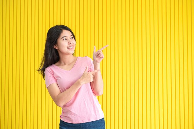 Mujeres asiáticas con un gesto feliz, fondo amarillo,