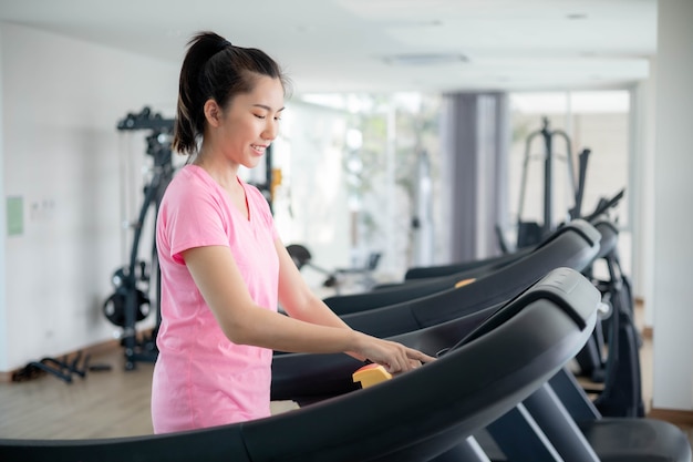 Las mujeres asiáticas hacen ejercicio en el gimnasio para tamizar el agua del cuero y mantener su cuerpo sano. Foto Premium