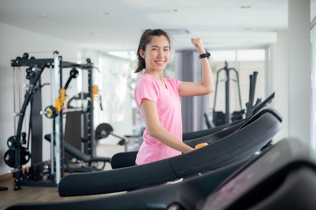 Las mujeres asiáticas hacen ejercicio en el gimnasio para tamizar el agua del cuero y mantener su cuerpo sano. Foto Premium