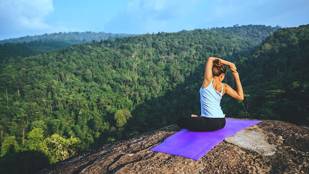 Mujeres asiáticas haciendo yoga en vacaciones