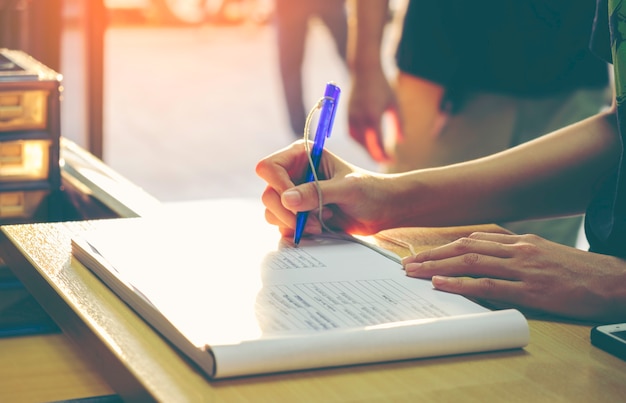 Mujeres asiáticas jóvenes escribiendo relleno de formulario