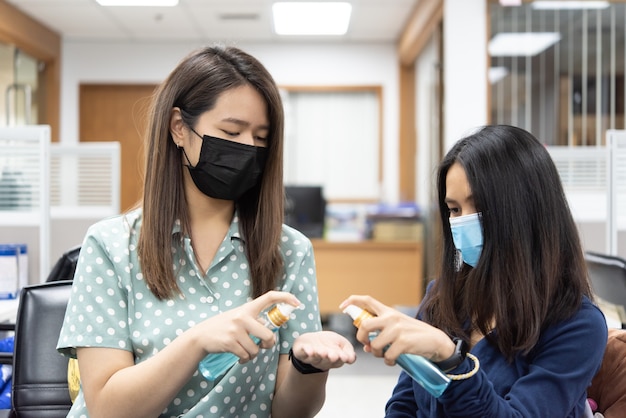 Mujeres asiáticas con máscara y alcohol antibacteriano gel de manos máscara de protección respiratoria contra la gripe epidémica covid19 o corona virus con emoción de miedo en concepto enfermedad, brote, atención médica en la vida