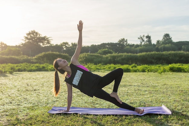 Las mujeres asiáticas practican yoga