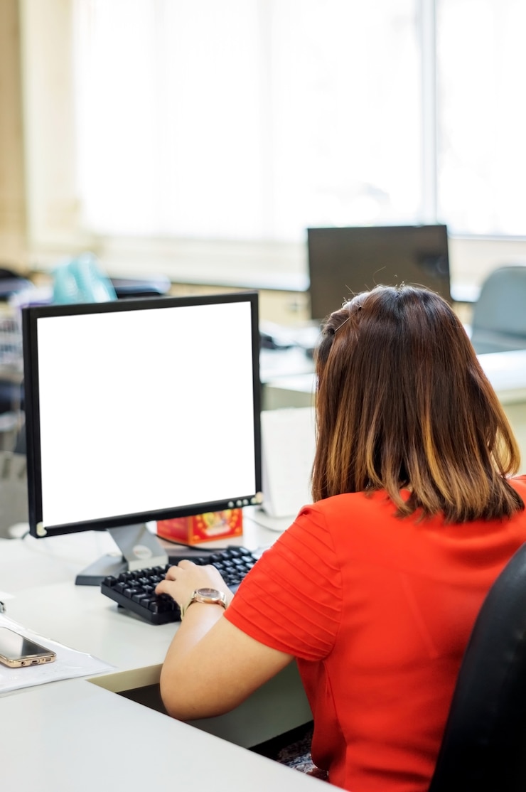 Foto mujeres asiáticas que trabajan en la computadora en una oficina.
