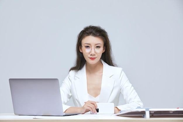 Foto mujeres asiáticas que trabajan duro