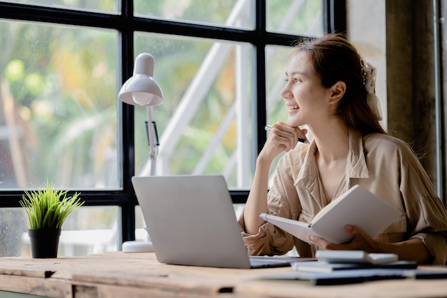 Mujeres asiáticas que trabajan en la oficina Mujeres de negocios asiáticas jóvenes como ejecutivas de negocios que fundan y dirigen ejecutivos de empresas jóvenes líderes empresariales Concepto de negocio de empresas emergentes