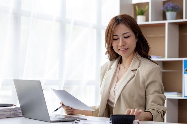 Mujeres asiáticas que trabajan en la oficina Mujeres de negocios asiáticas jóvenes como ejecutivas de negocios que fundan y dirigen ejecutivos de empresas jóvenes líderes empresariales Concepto de negocio de empresas emergentes