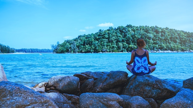 Las mujeres asiáticas se relajan en las vacaciones