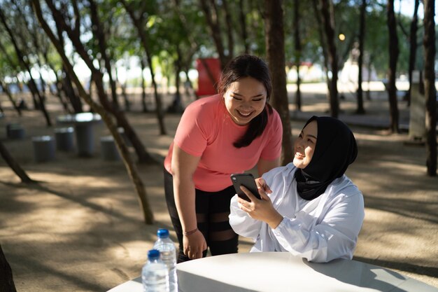 Foto mujeres asiáticas en ropa deportiva tomando un descanso después del ejercicio