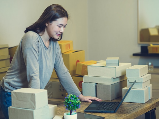 Mujeres asiáticas con su trabajo independiente, vendedor en línea negocio en línea