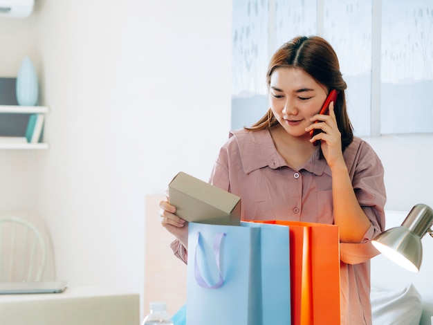 Mujeres asiáticas con su vendedor en línea de trabajo freelance.