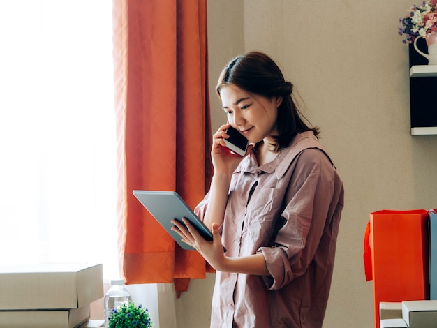 Mujeres asiáticas con su vendedor en línea de trabajo freelance.