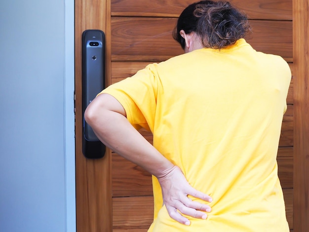 Las mujeres asiáticas sufren de miositis Lumbar y dolor de espalda con síndrome de oficina o hernia de disco