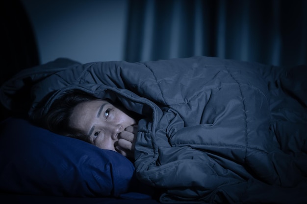 Las mujeres asiáticas tienen una gran preocupación, por eso no pueden dormir. Tienen estrés del trabajo. Sueñan con ver un fantasma.