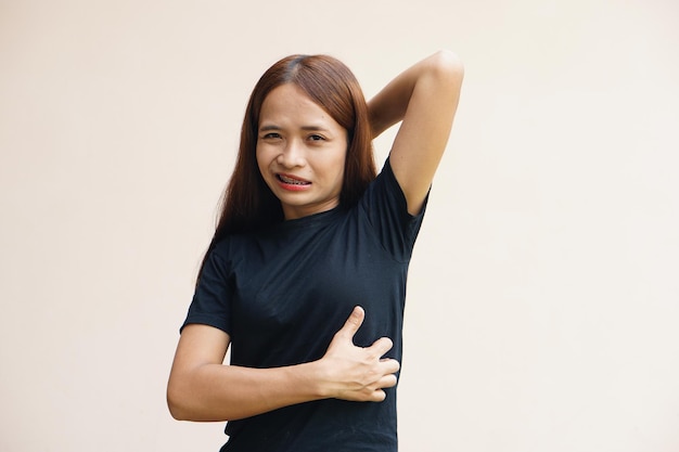 Las mujeres asiáticas tienen picazón en el estómagox9