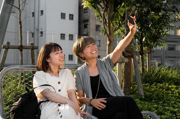 Foto mujeres asiáticas tomando un selfie juntos