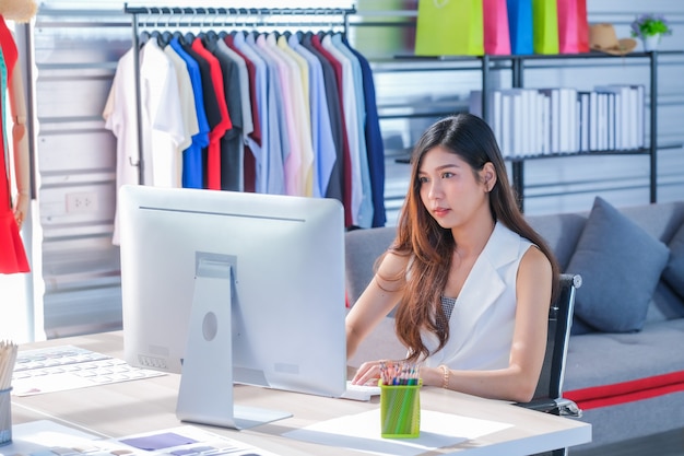 Las mujeres asiáticas en el trabajo son diseñadores de moda y sastres