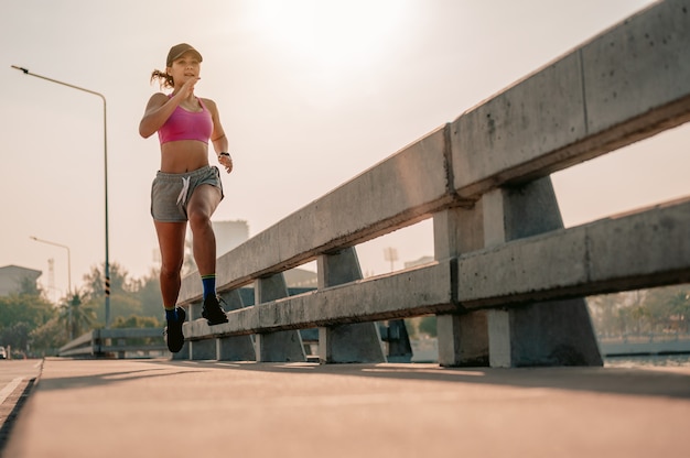 Foto las mujeres asiáticas trotar en el entrenamiento matutino en la ciudad una ciudad que vive saludable