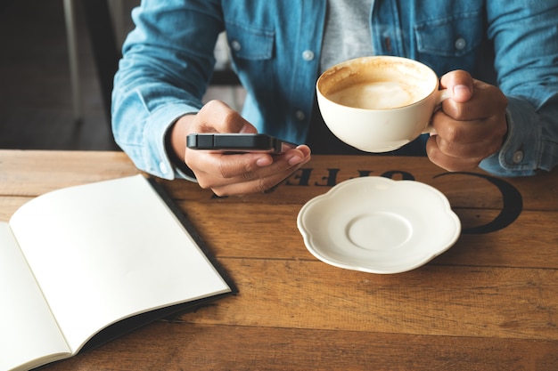 Mujeres asiáticas usando en su teléfono inteligente